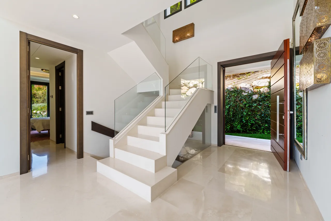6-bedroom villa in Nueva Andalucia with private pool and private garden — image 26