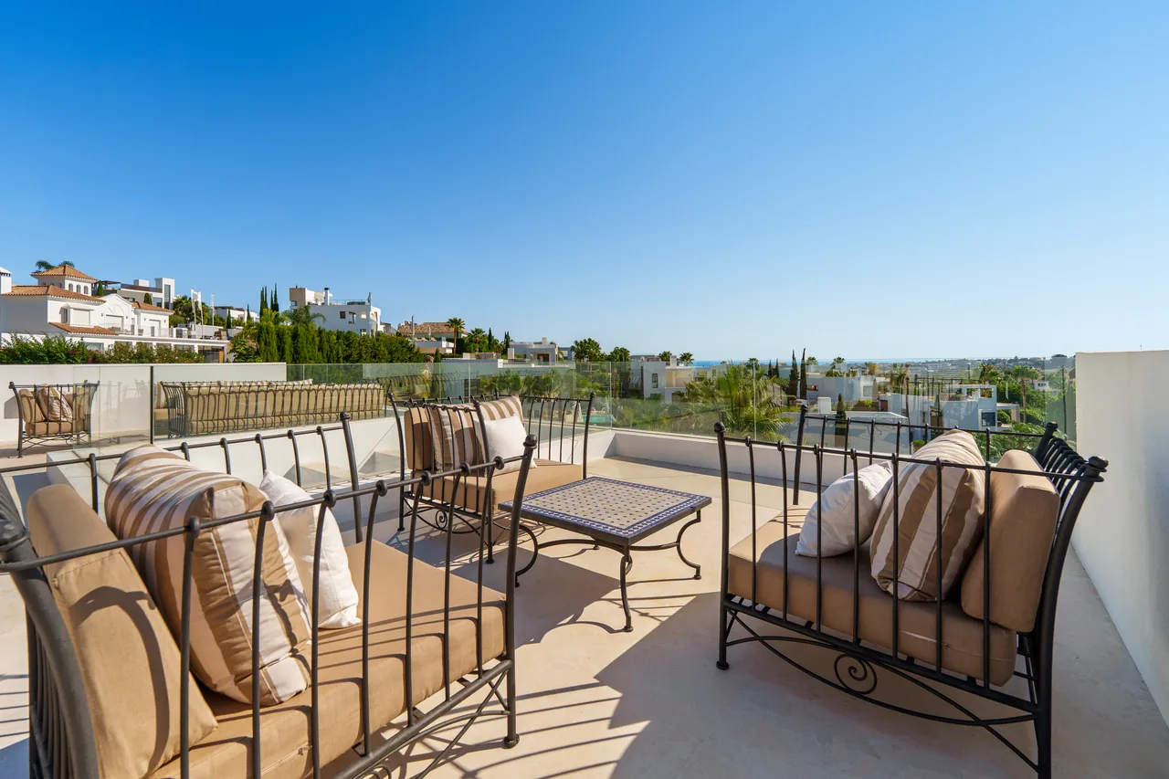 6-bedroom villa in Nueva Andalucia with private pool and private garden — image 27