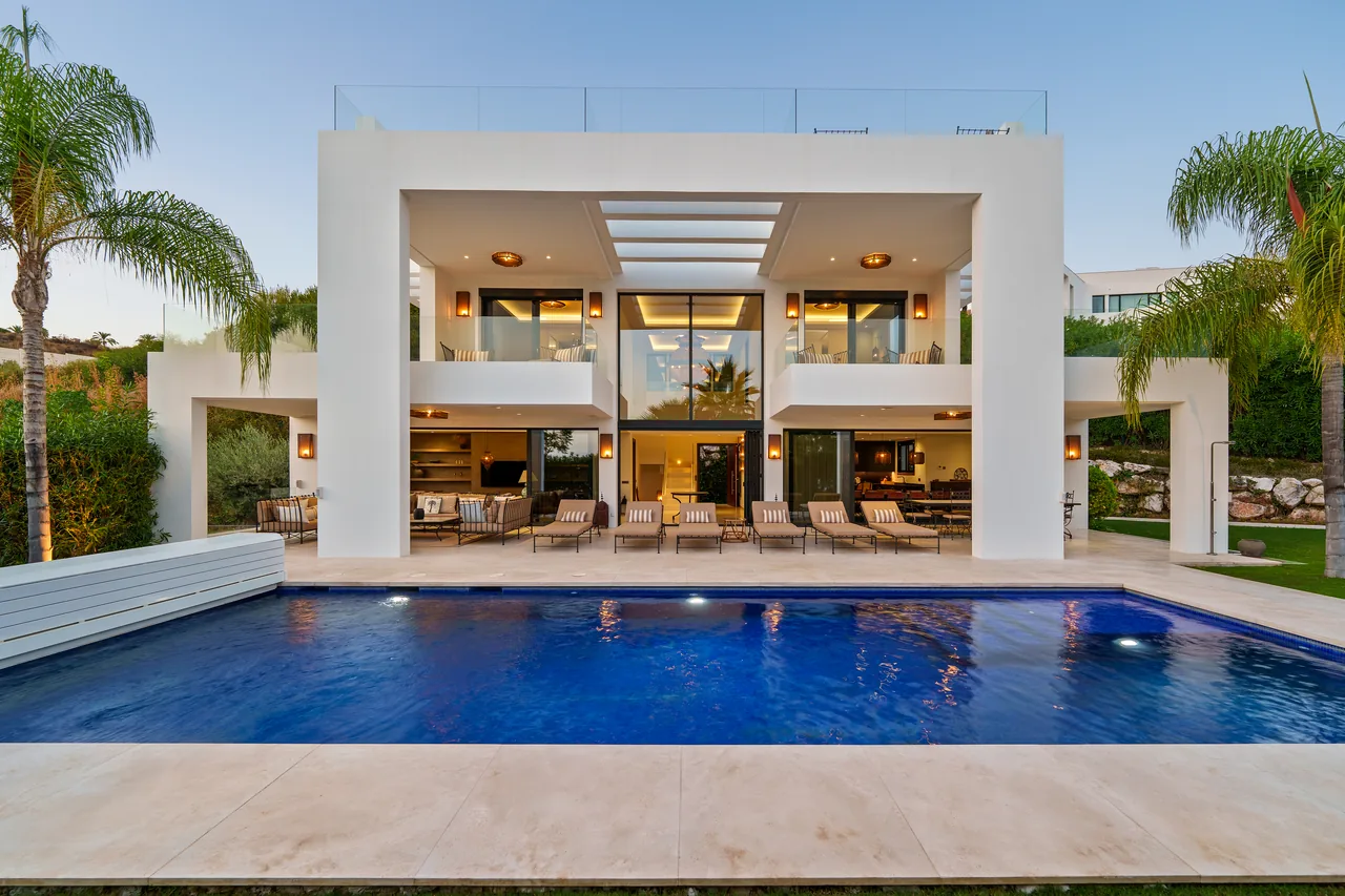 6-bedroom villa in Nueva Andalucia with private pool and private garden — image 29