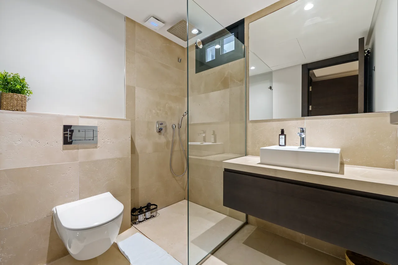 6-bedroom villa in Nueva Andalucia with private pool and private garden — image 32