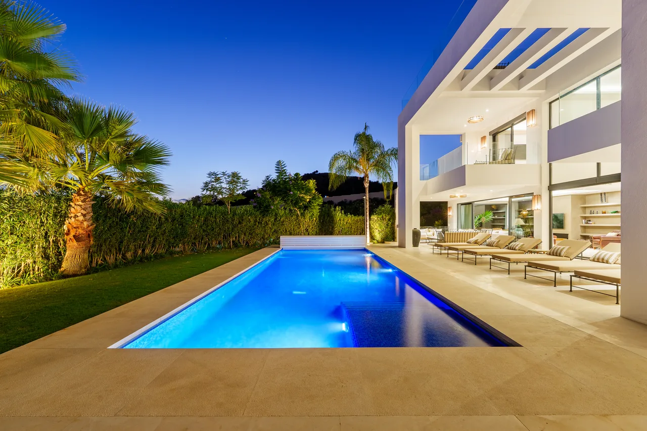 6-bedroom villa in Nueva Andalucia with private pool and private garden — image 37