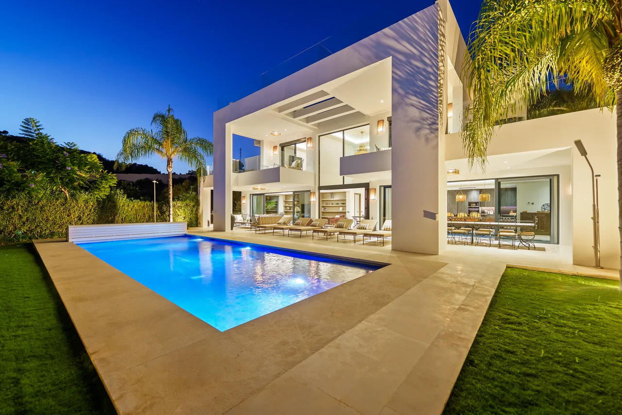 6-bedroom villa in Nueva Andalucia with private pool and private garden — image 38