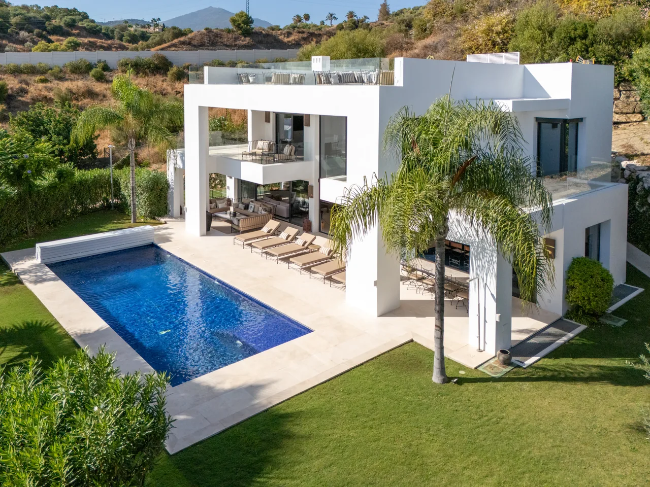 6-bedroom villa in Nueva Andalucia with private pool and private garden — image 44