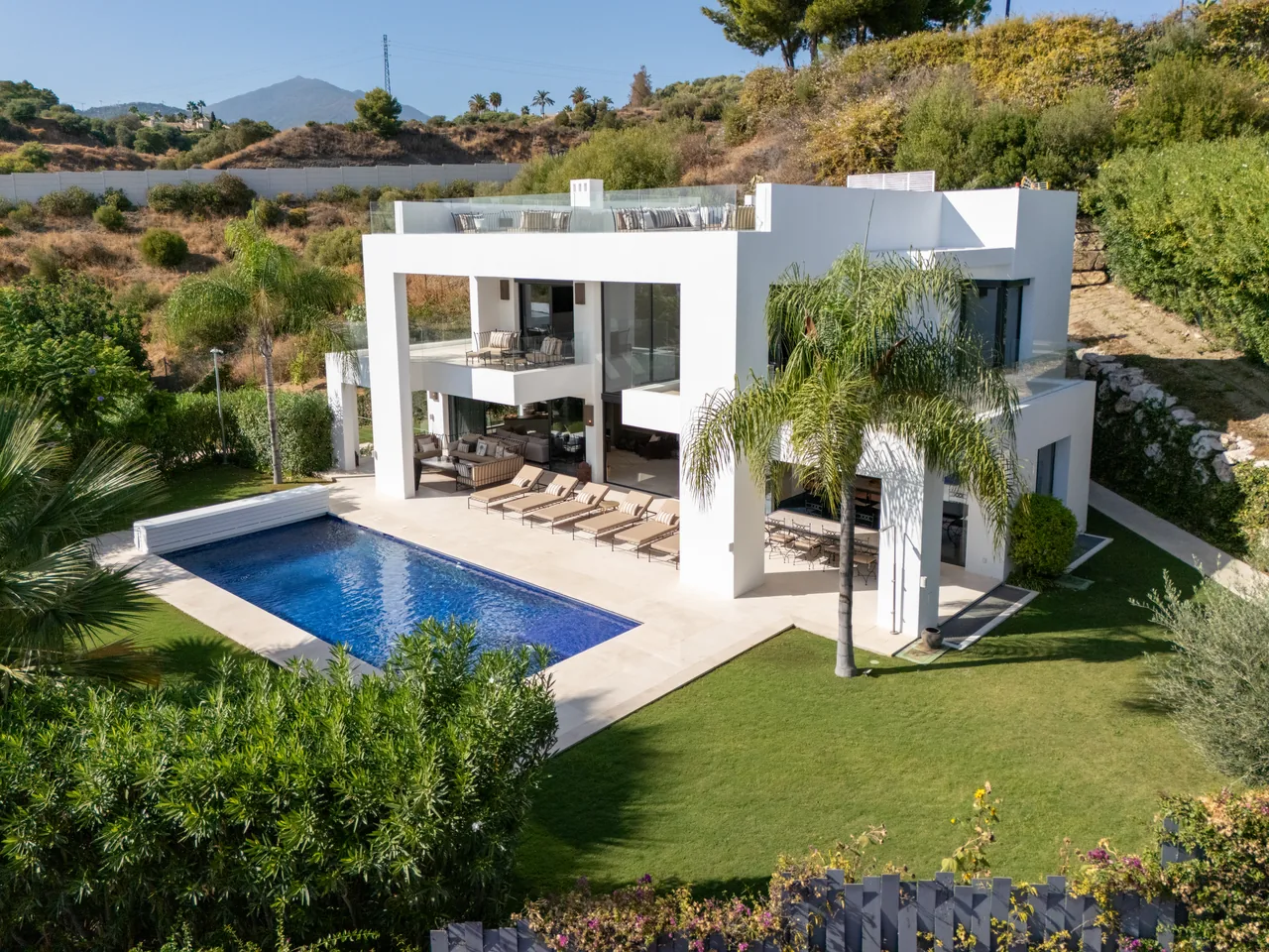 6-bedroom villa in Nueva Andalucia with private pool and private garden — image 45