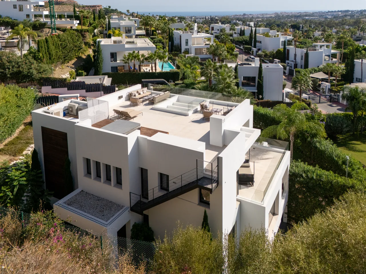 6-bedroom villa in Nueva Andalucia with private pool and private garden — image 47