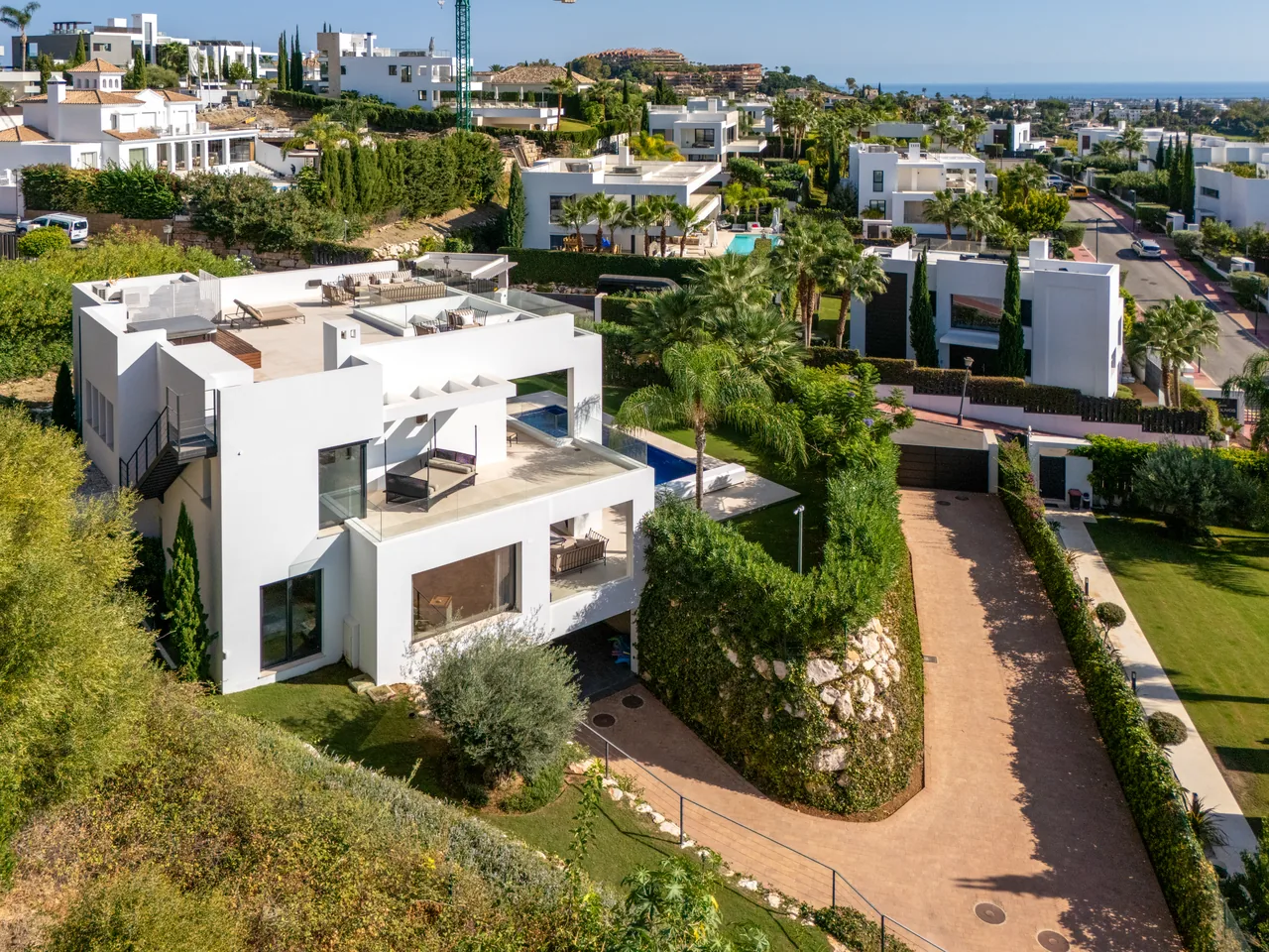 6-bedroom villa in Nueva Andalucia with private pool and private garden — image 48