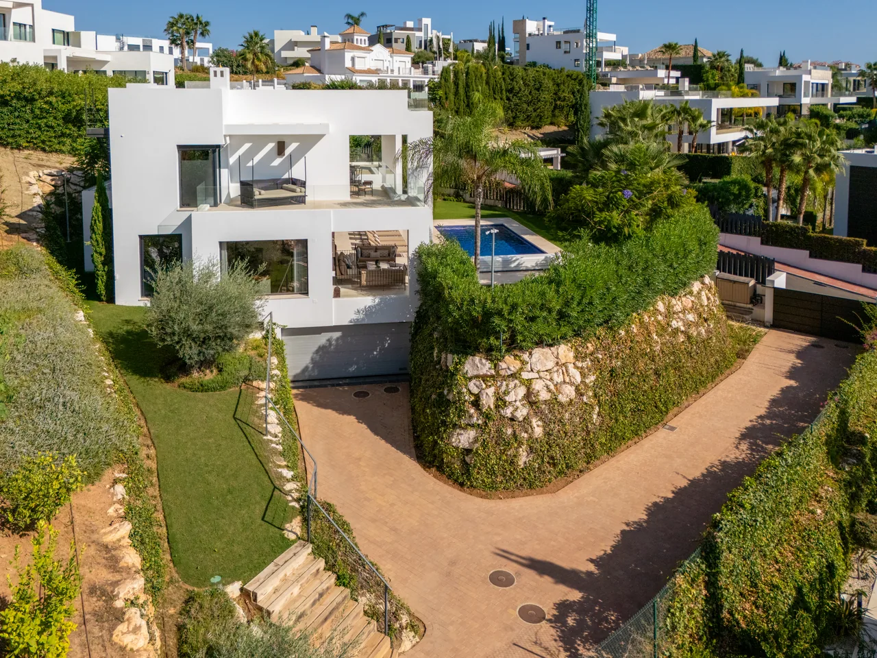 6-bedroom villa in Nueva Andalucia with private pool and private garden — image 49