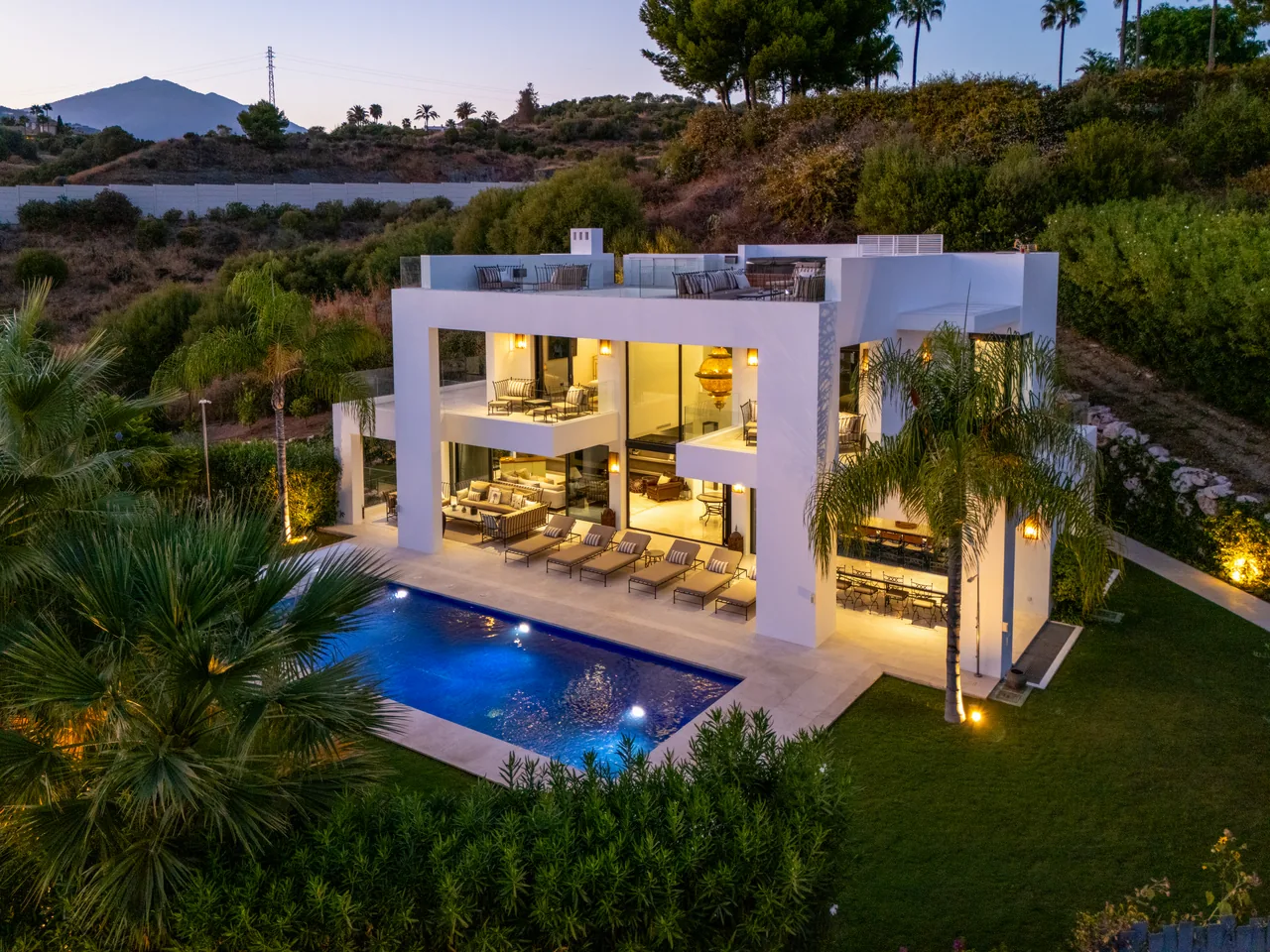 6-bedroom villa in Nueva Andalucia with private pool and private garden — image 51