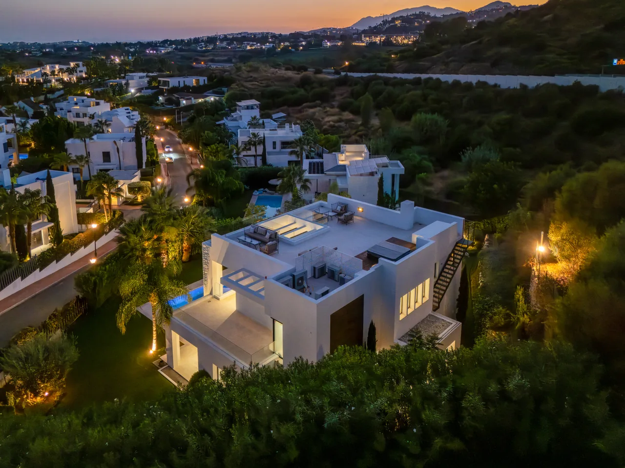 6-bedroom villa in Nueva Andalucia with private pool and private garden — image 52