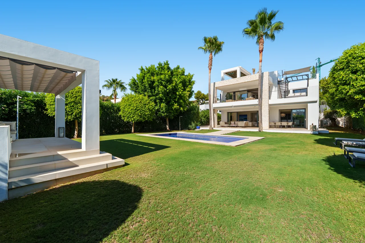 6-bedroom villa in Nueva Andalucia with private pool and private garden — image 2