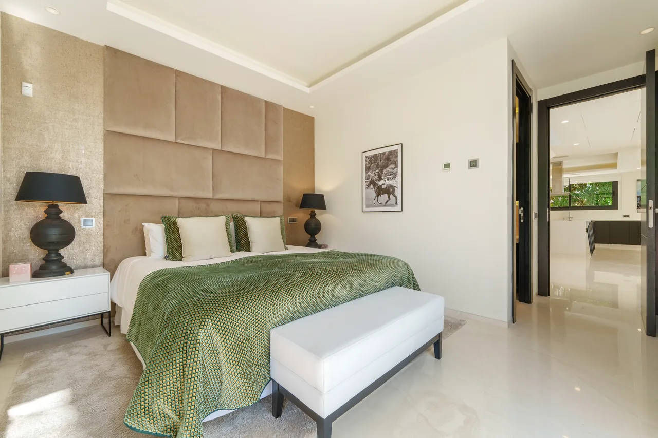 6-bedroom villa in Nueva Andalucia with private pool and private garden — image 4