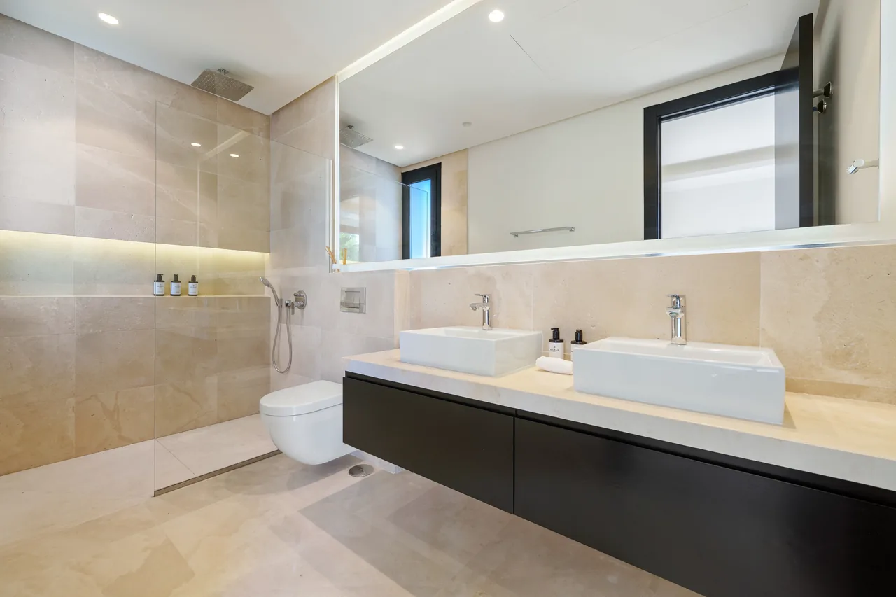 6-bedroom villa in Nueva Andalucia with private pool and private garden — image 7