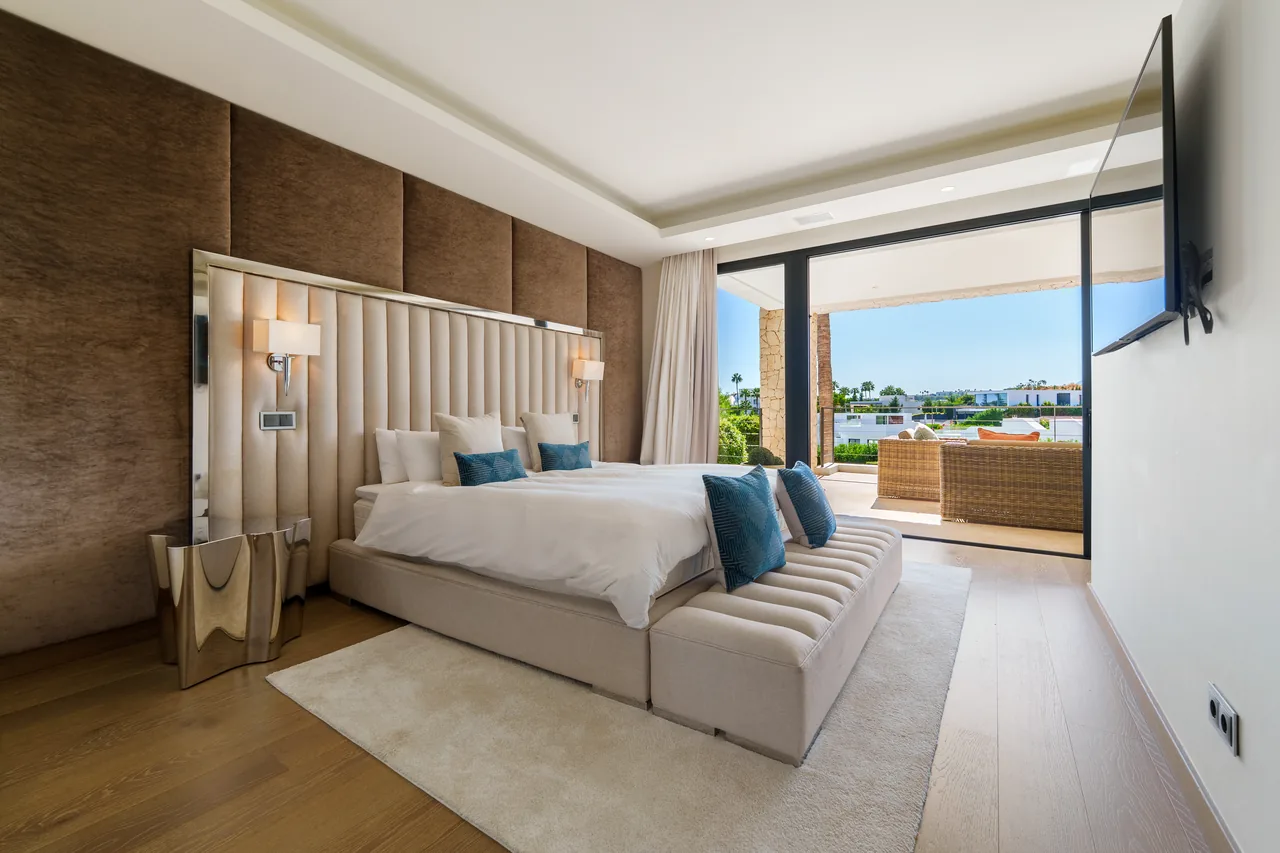 6-bedroom villa in Nueva Andalucia with private pool and private garden — image 8