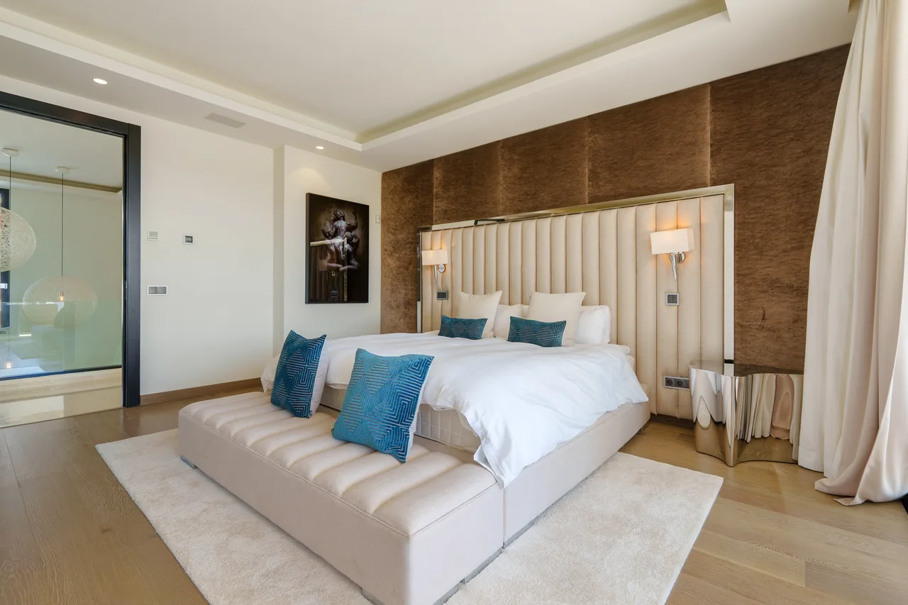 6-bedroom villa in Nueva Andalucia with private pool and private garden — image 9