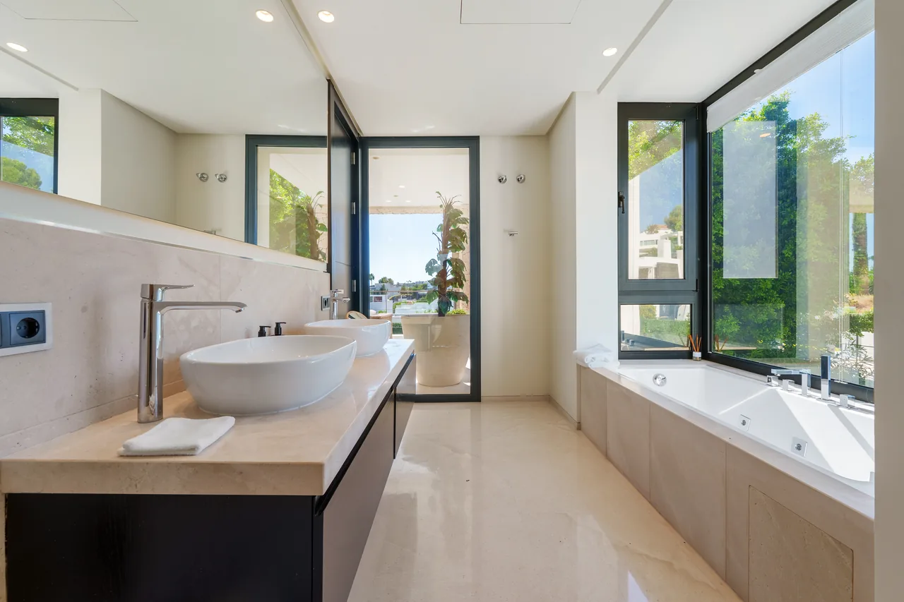 6-bedroom villa in Nueva Andalucia with private pool and private garden — image 10