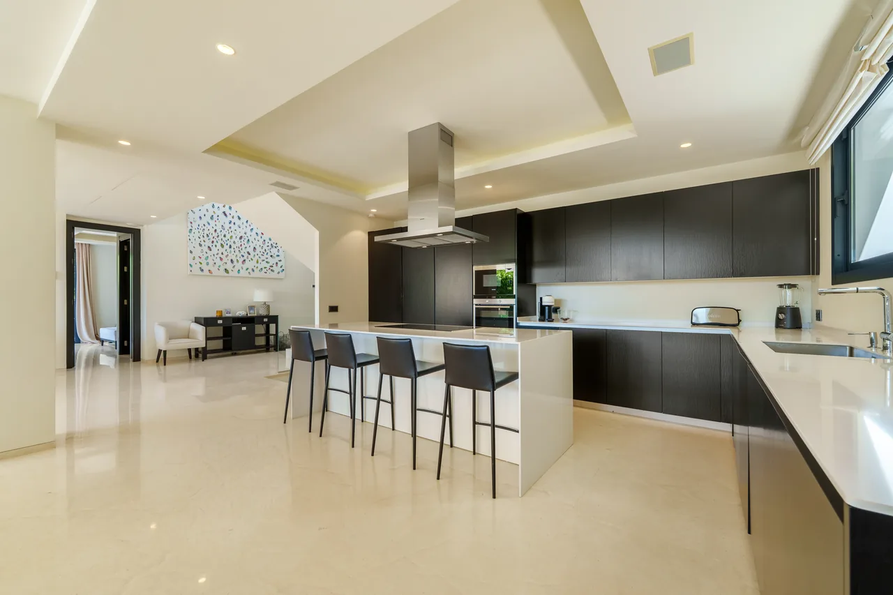 6-bedroom villa in Nueva Andalucia with private pool and private garden — image 11