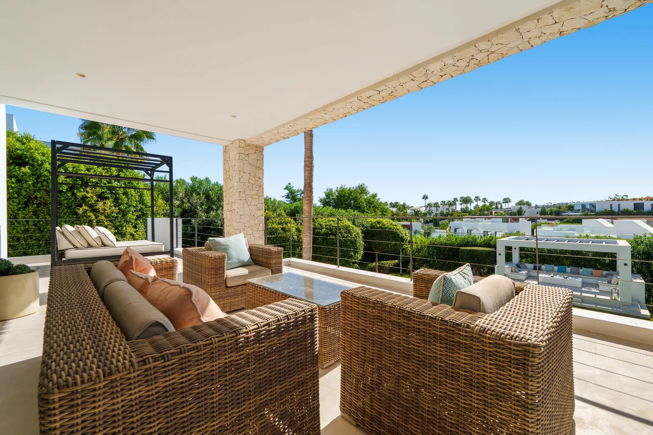 6-bedroom villa in Nueva Andalucia with private pool and private garden — image 13