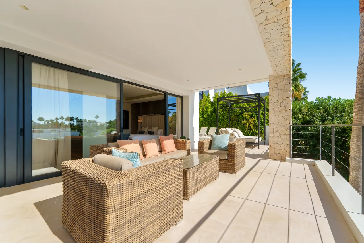 6-bedroom villa in Nueva Andalucia with private pool and private garden — image 14