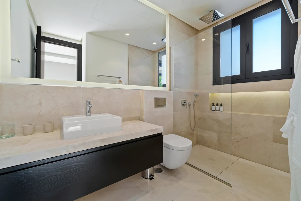 6-bedroom villa in Nueva Andalucia with private pool and private garden — image 15