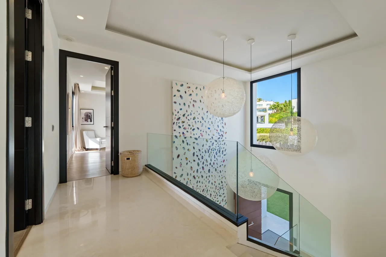 6-bedroom villa in Nueva Andalucia with private pool and private garden — image 16