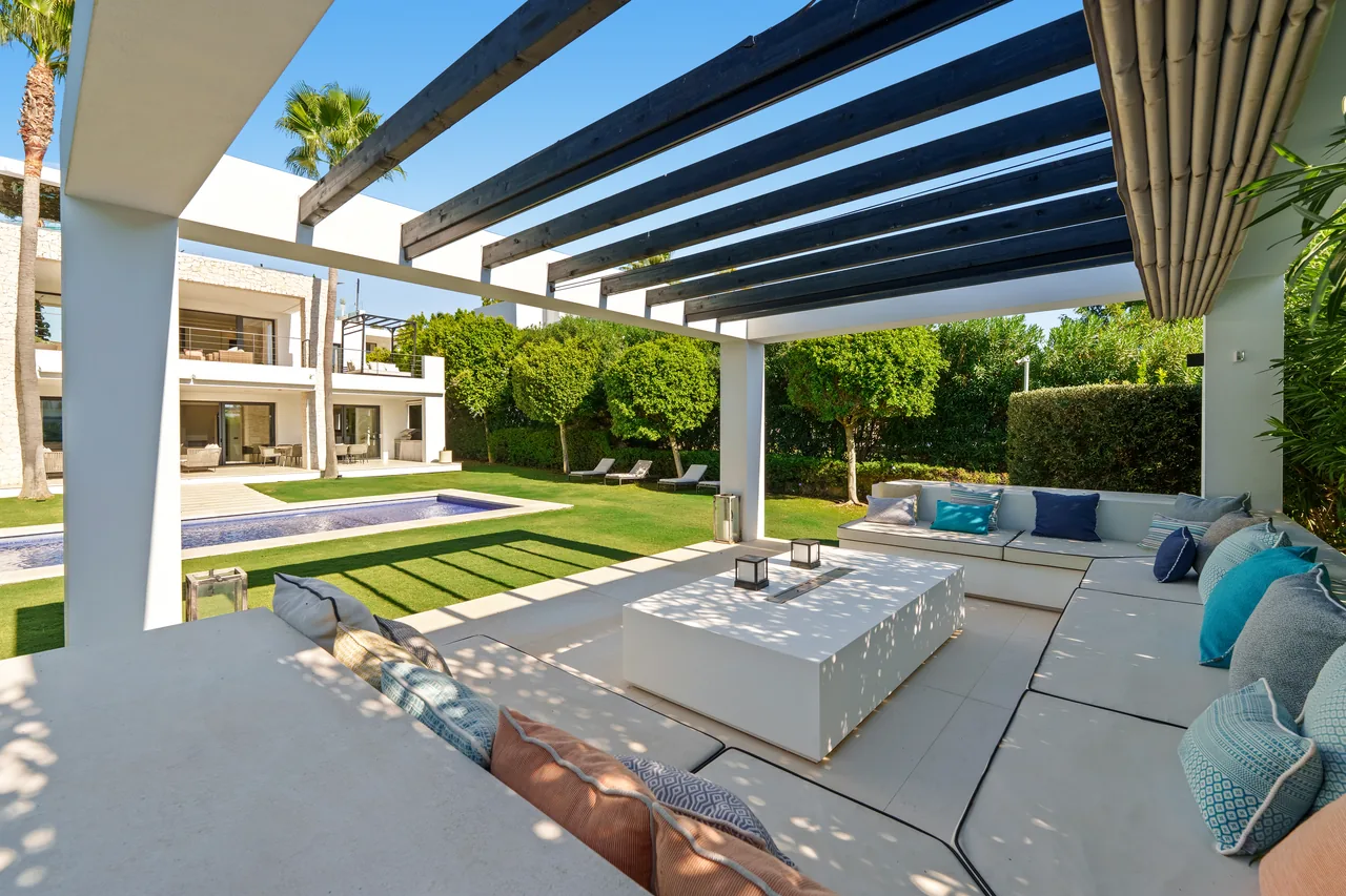 6-bedroom villa in Nueva Andalucia with private pool and private garden — image 17