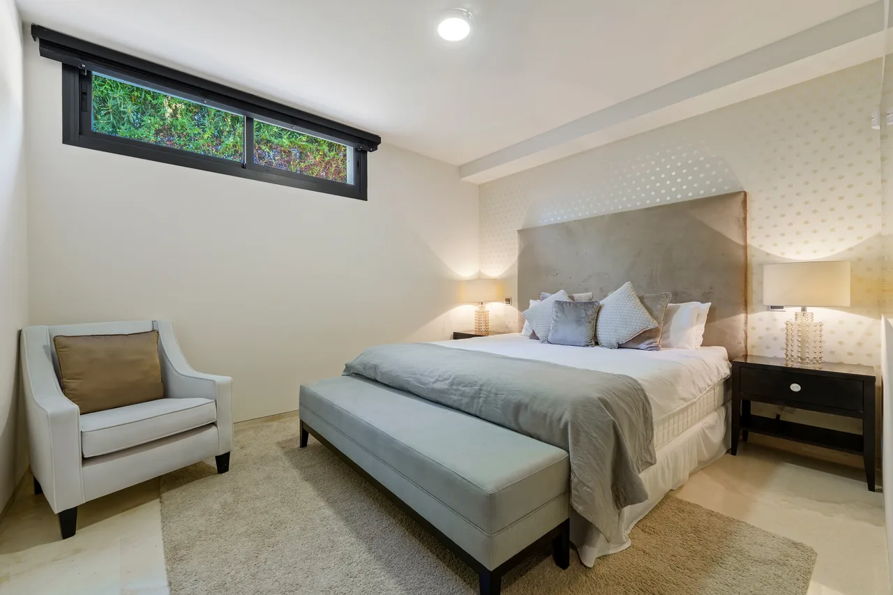 6-bedroom villa in Nueva Andalucia with private pool and private garden — image 18