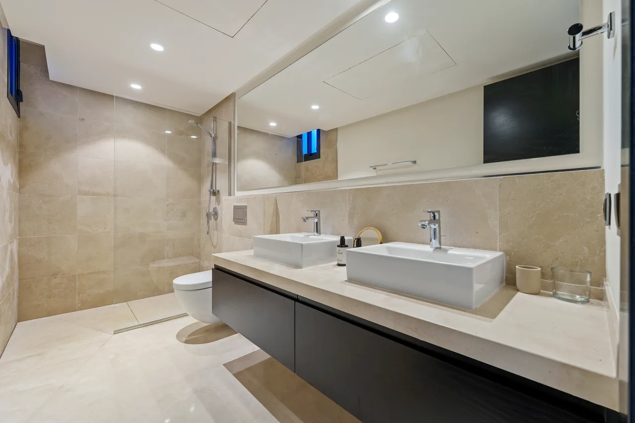 6-bedroom villa in Nueva Andalucia with private pool and private garden — image 19