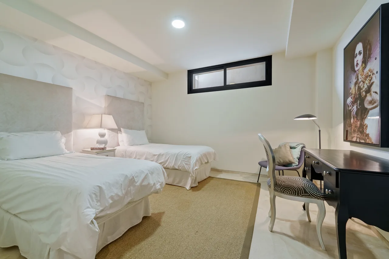 6-bedroom villa in Nueva Andalucia with private pool and private garden — image 20