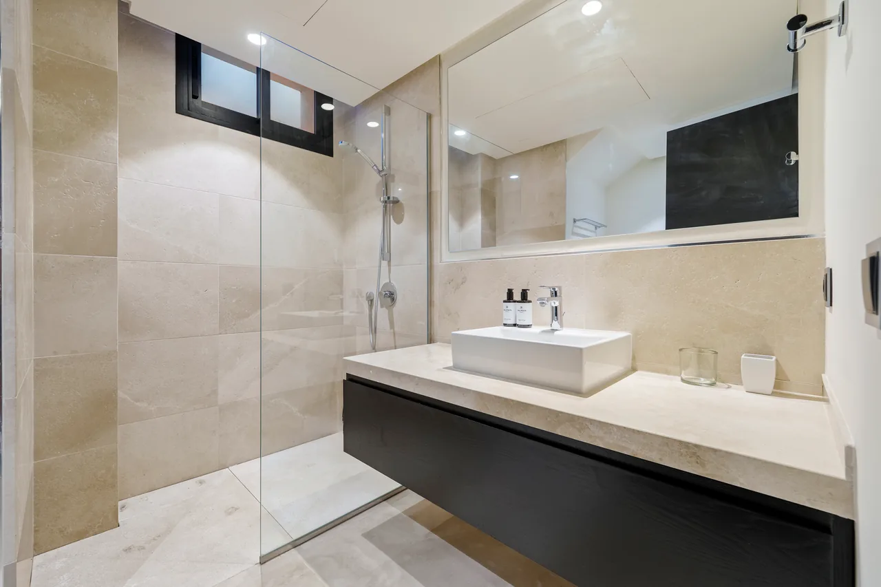 6-bedroom villa in Nueva Andalucia with private pool and private garden — image 21