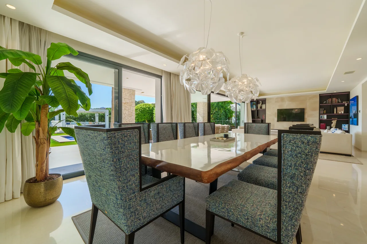 6-bedroom villa in Nueva Andalucia with private pool and private garden — image 22