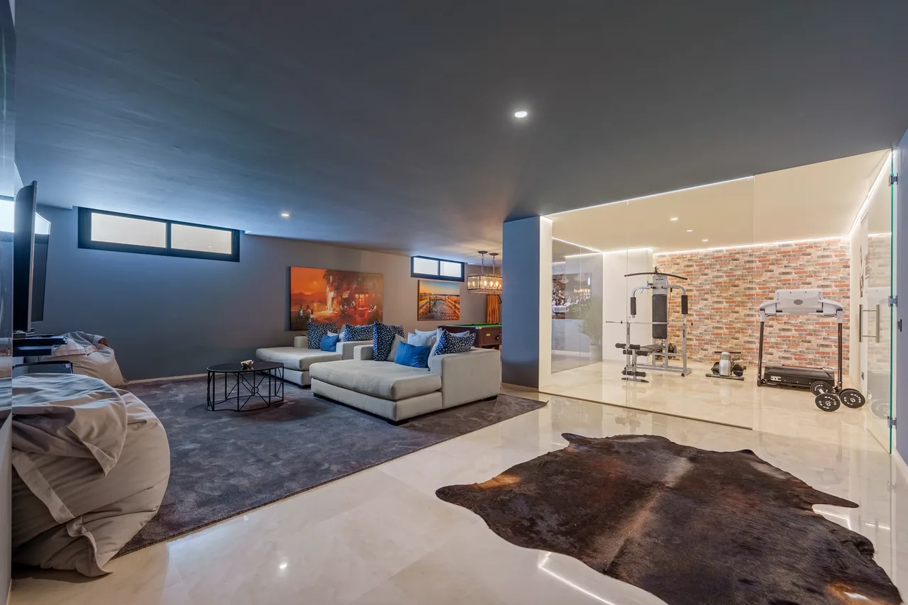 6-bedroom villa in Nueva Andalucia with private pool and private garden — image 23
