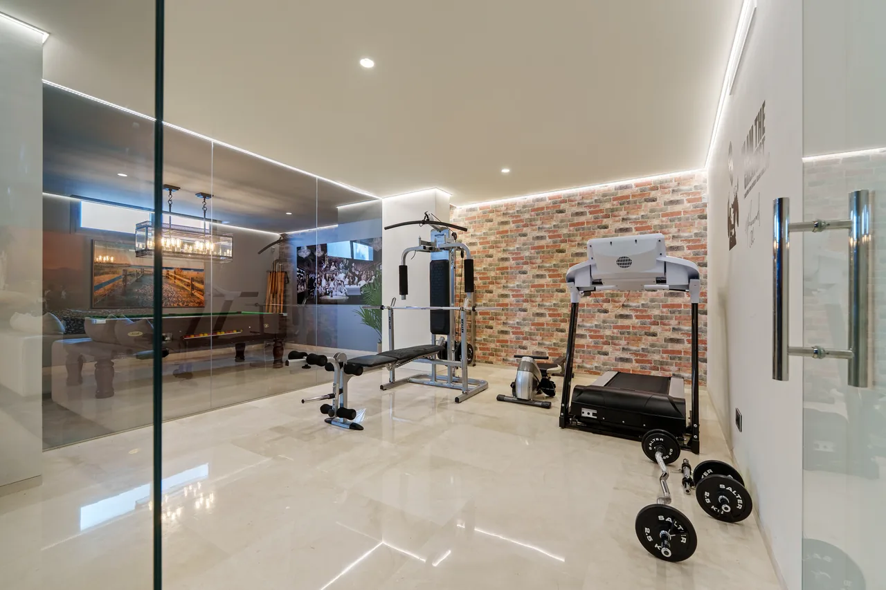 6-bedroom villa in Nueva Andalucia with private pool and private garden — image 24