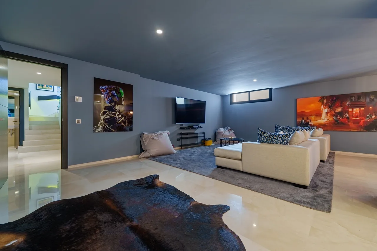 6-bedroom villa in Nueva Andalucia with private pool and private garden — image 25