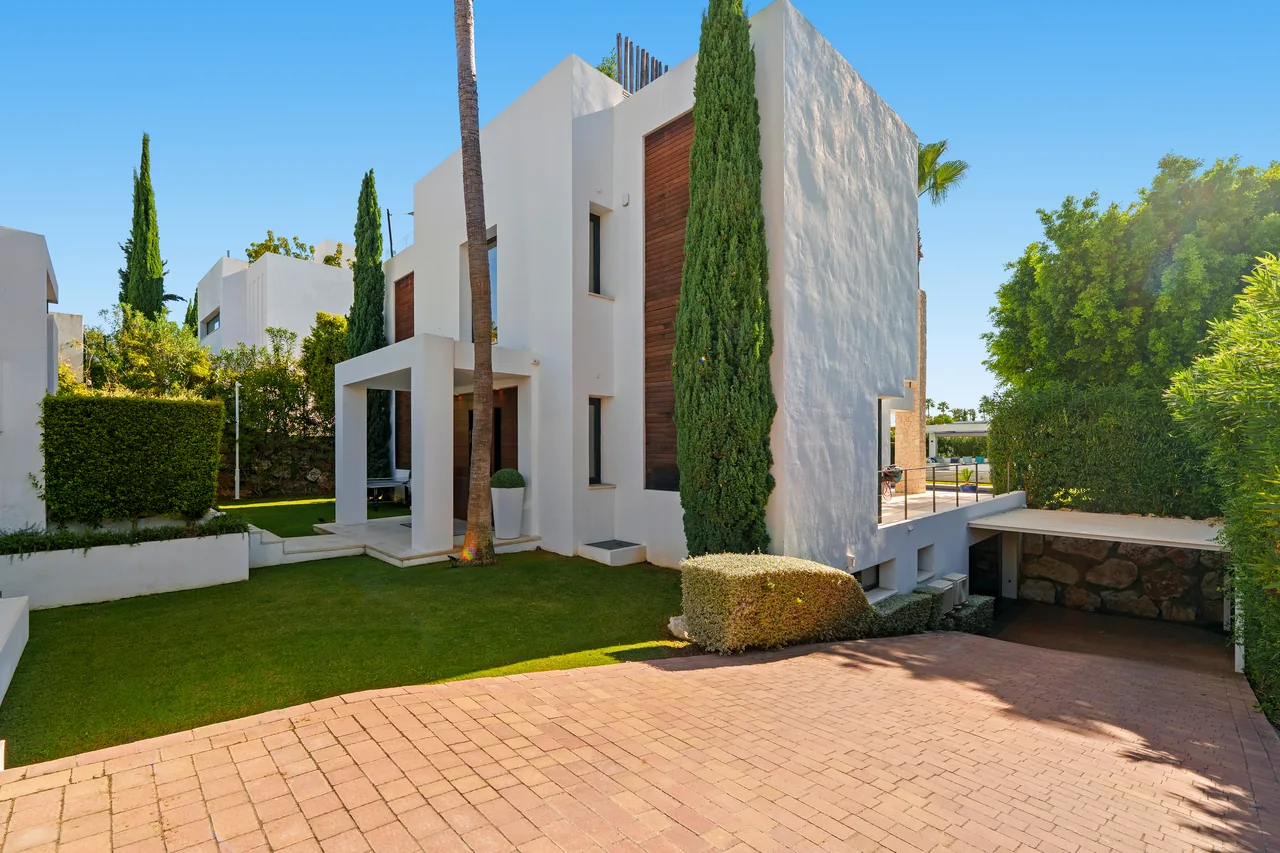 6-bedroom villa in Nueva Andalucia with private pool and private garden — image 28