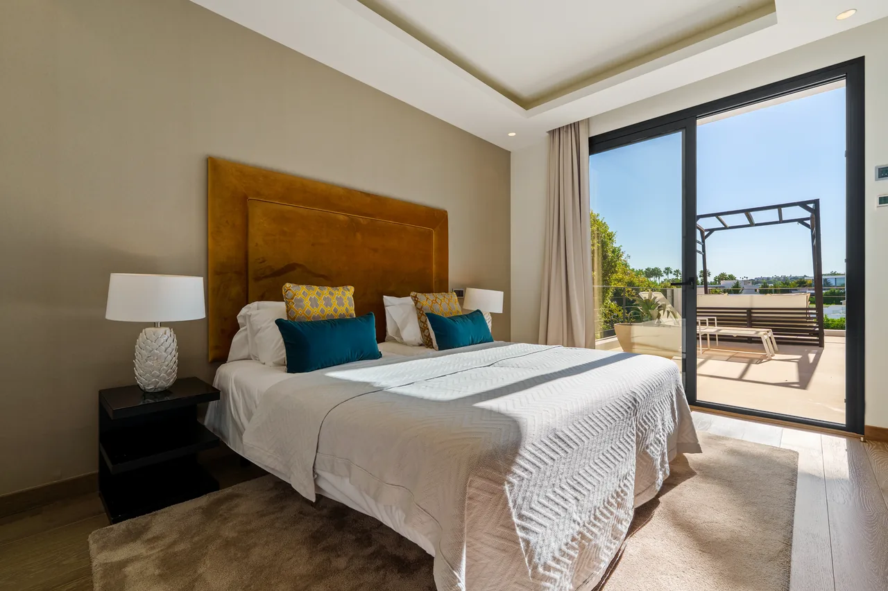 6-bedroom villa in Nueva Andalucia with private pool and private garden — image 29