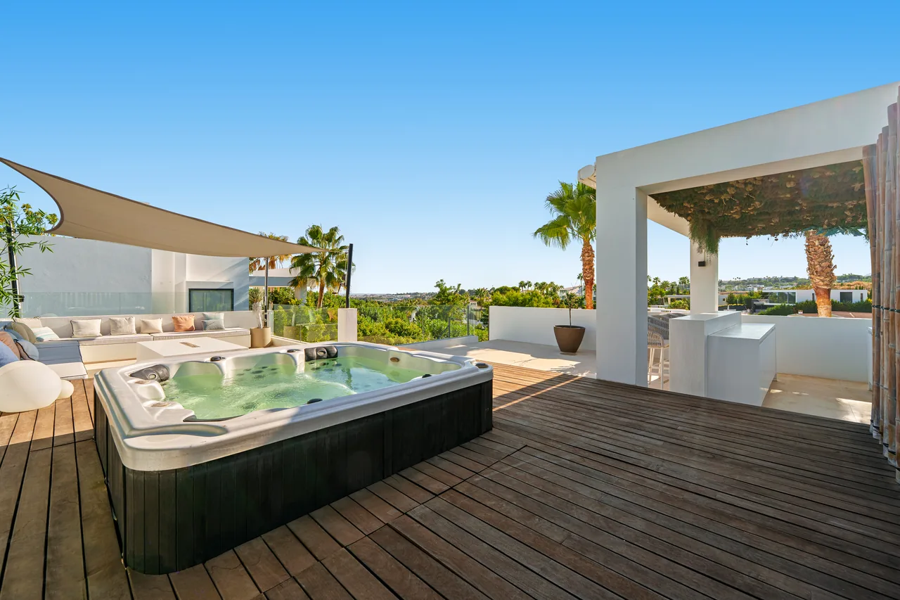 6-bedroom villa in Nueva Andalucia with private pool and private garden — image 30