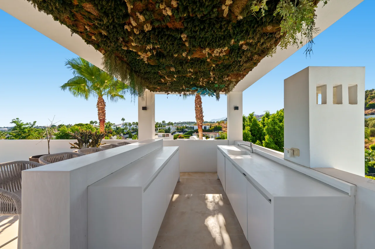 6-bedroom villa in Nueva Andalucia with private pool and private garden — image 31