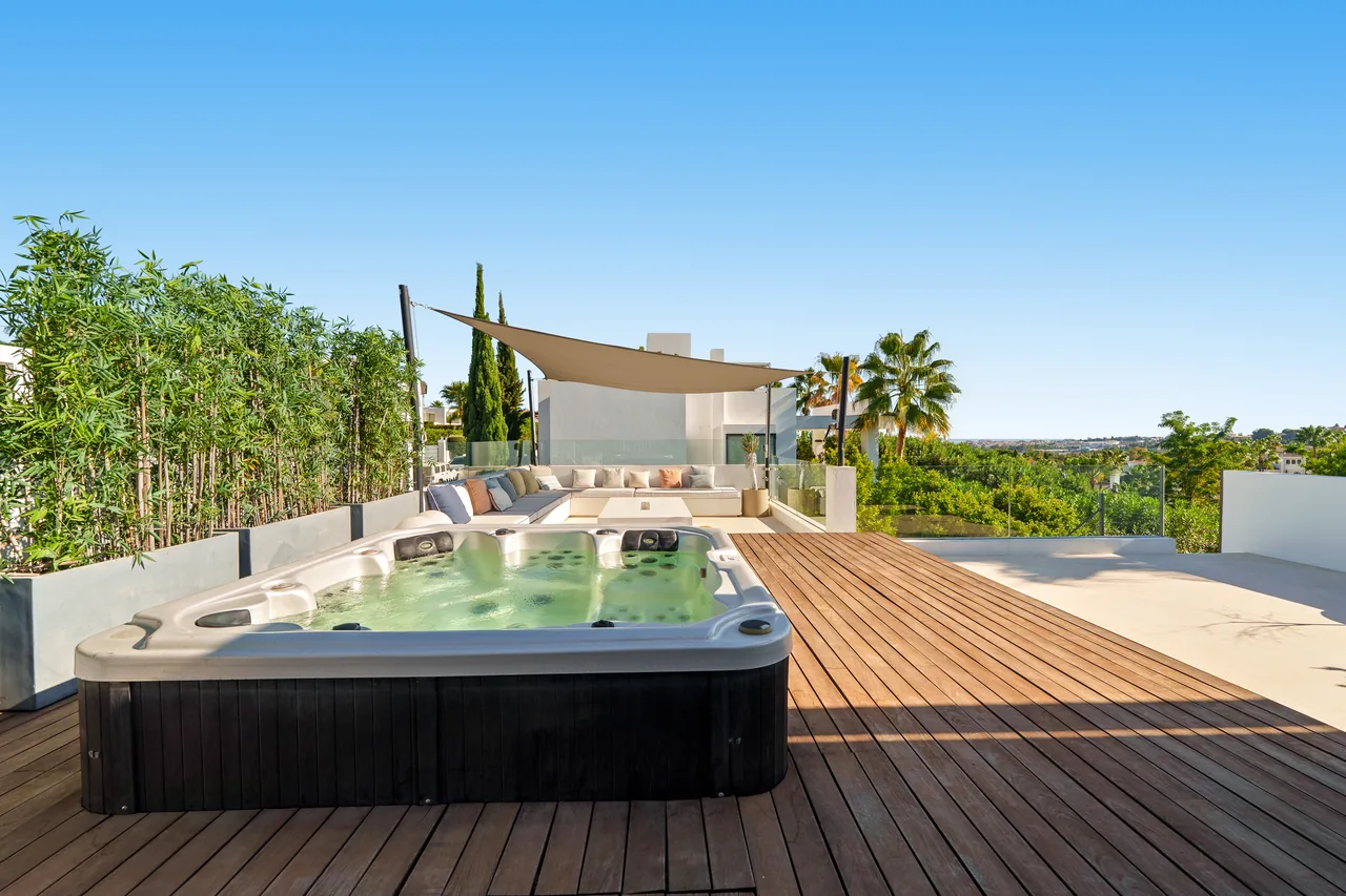 6-bedroom villa in Nueva Andalucia with private pool and private garden — image 32