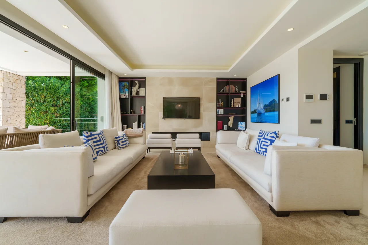 6-bedroom villa in Nueva Andalucia with private pool and private garden — image 33