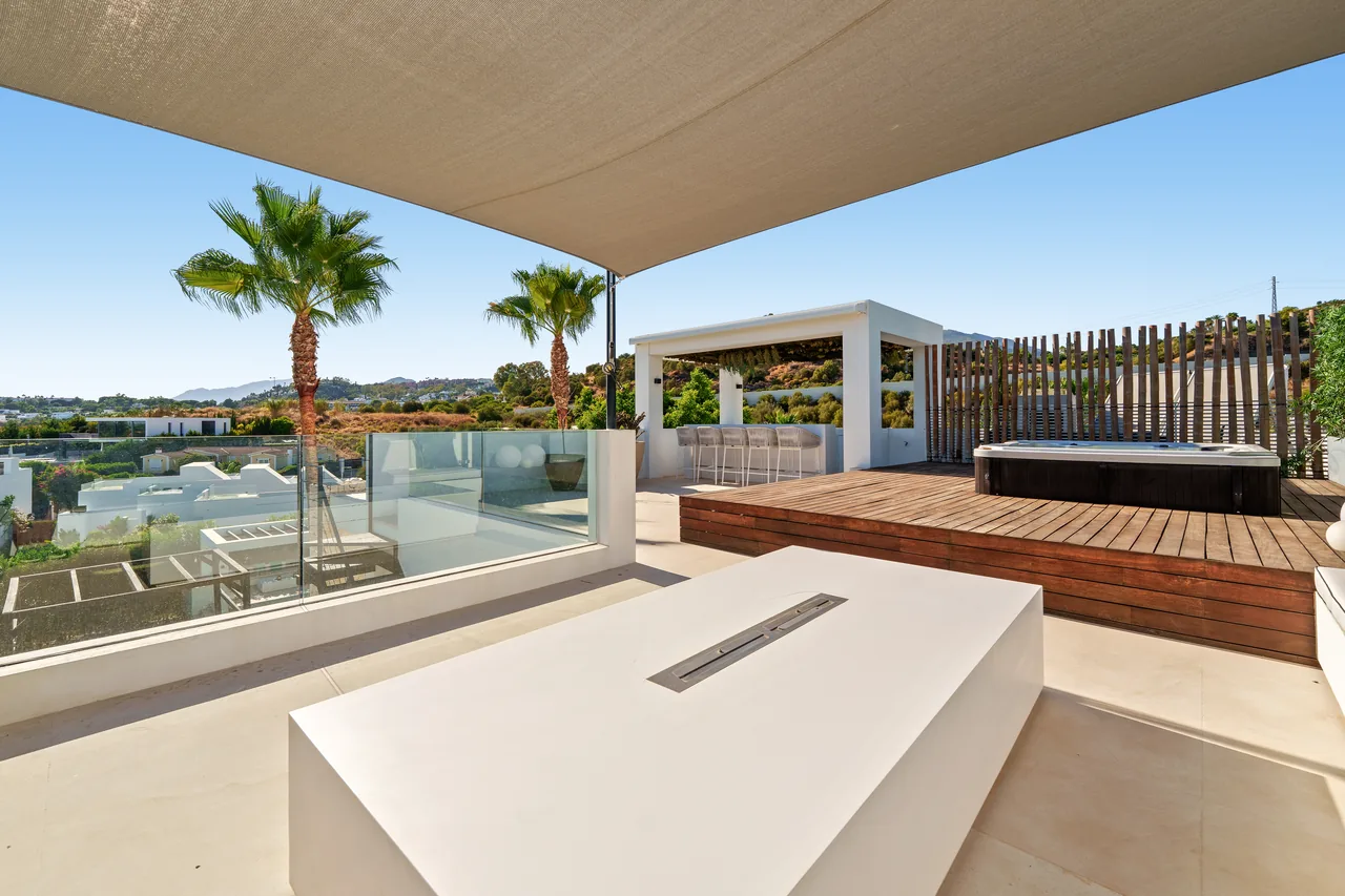 6-bedroom villa in Nueva Andalucia with private pool and private garden — image 35