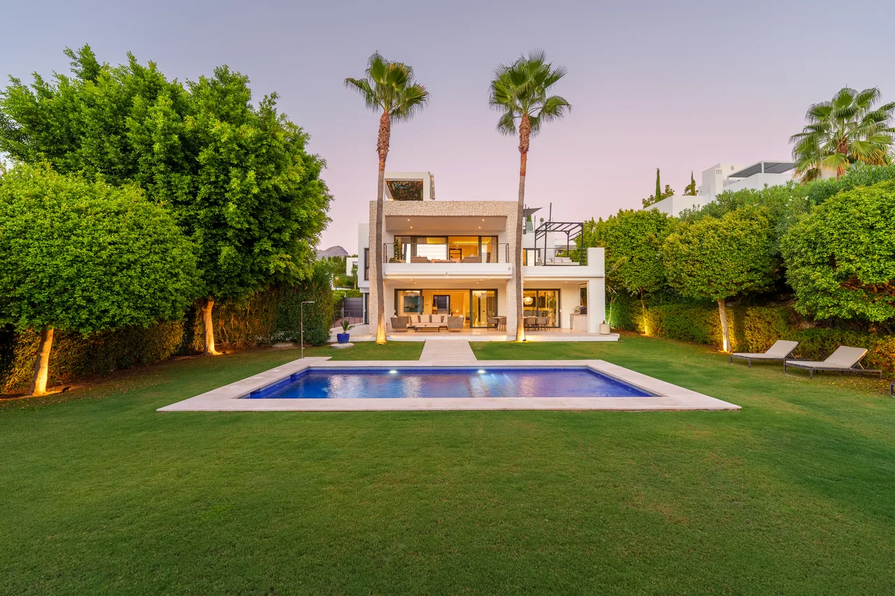 6-bedroom villa in Nueva Andalucia with private pool and private garden — image 36