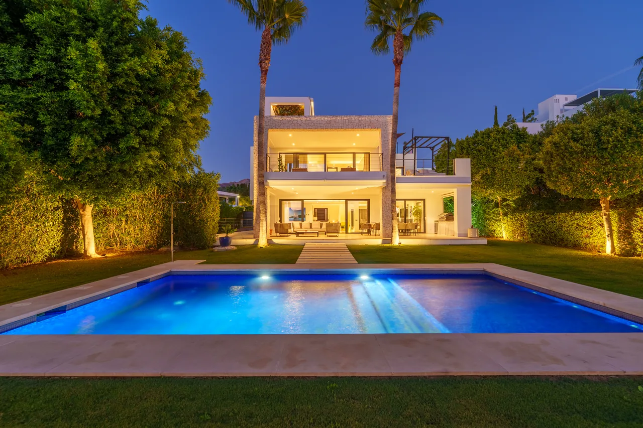 6-bedroom villa in Nueva Andalucia with private pool and private garden — image 39