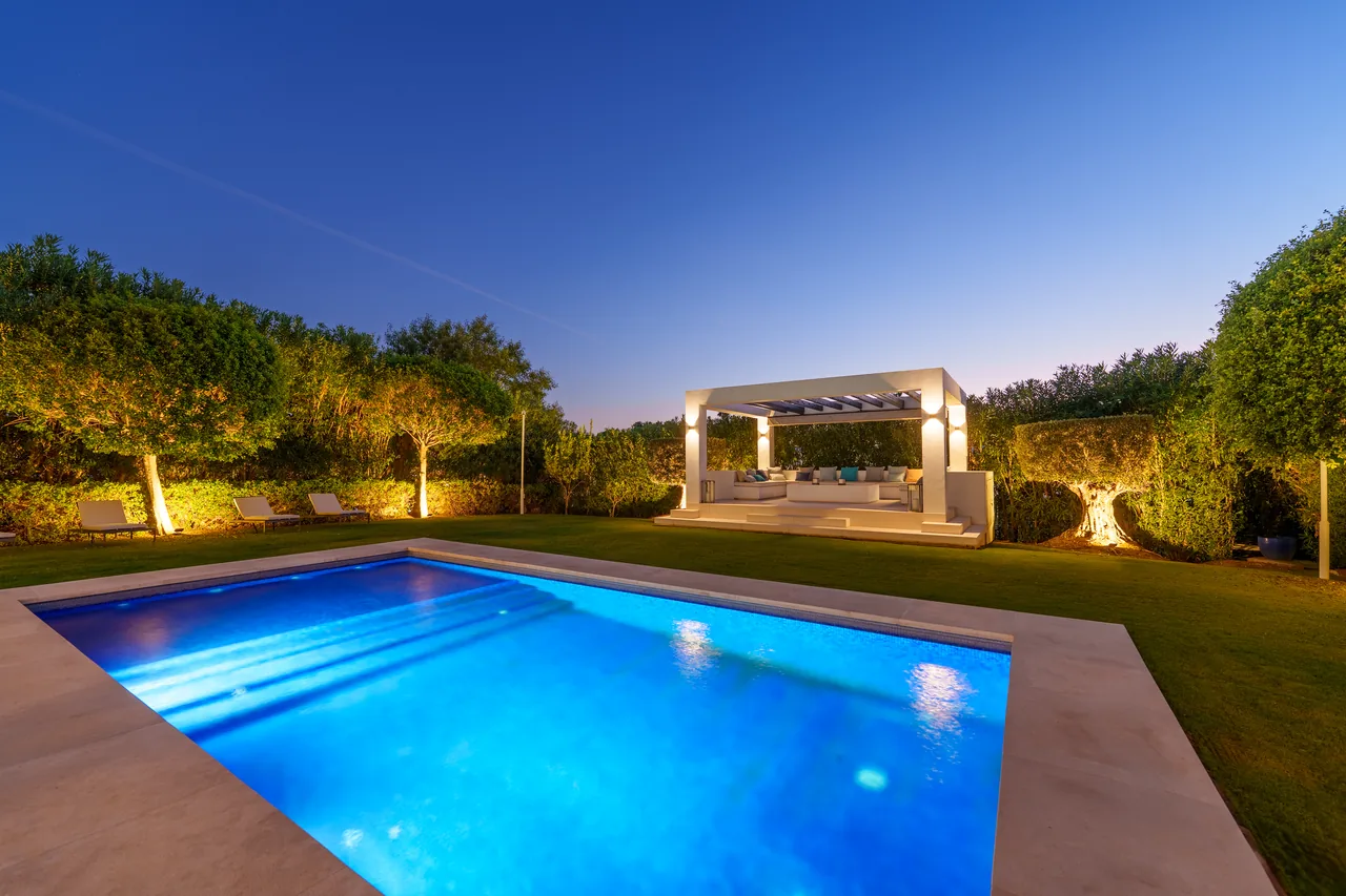 6-bedroom villa in Nueva Andalucia with private pool and private garden — image 40
