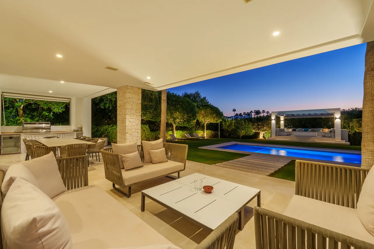 6-bedroom villa in Nueva Andalucia with private pool and private garden — image 41
