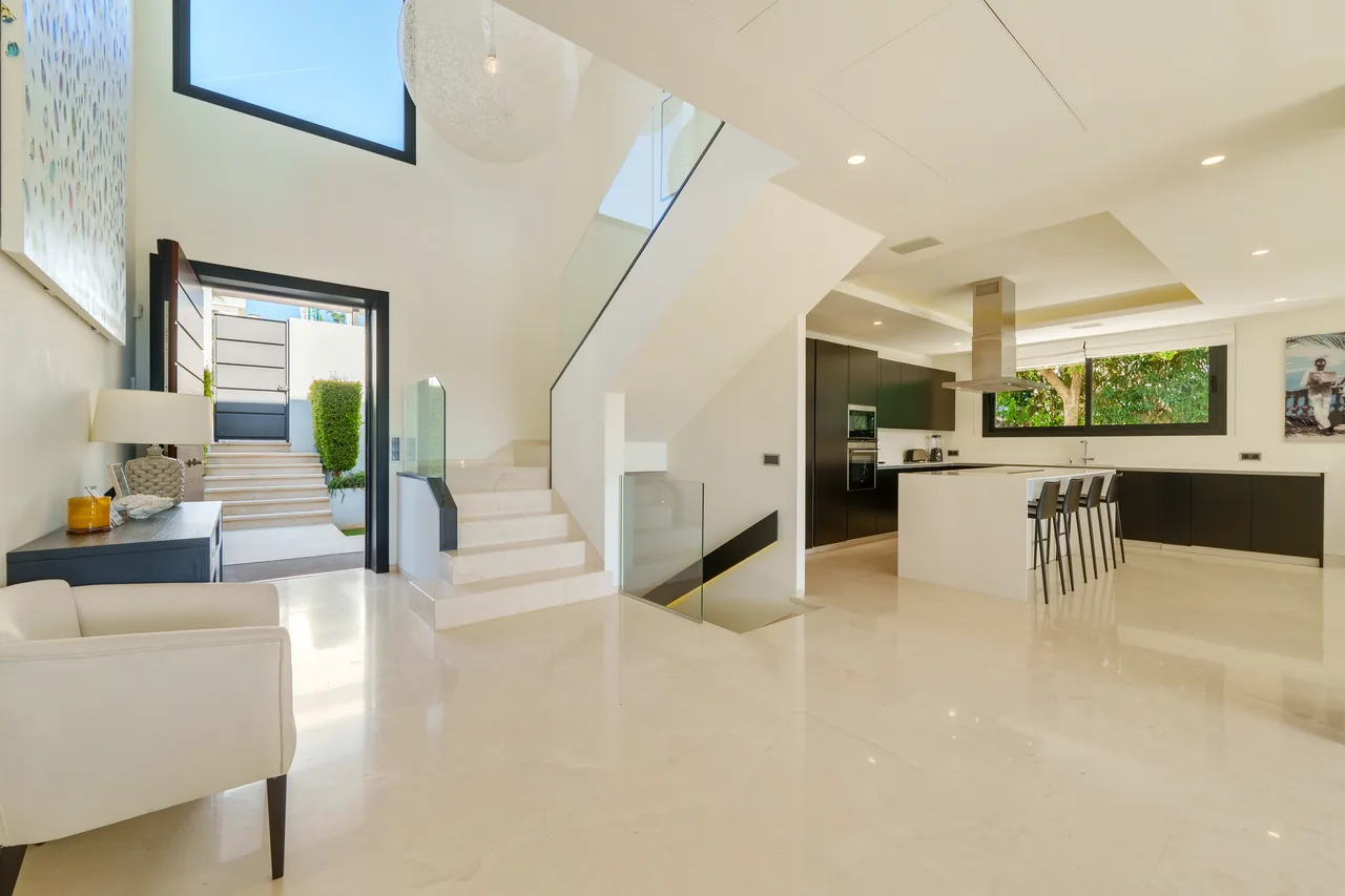 6-bedroom villa in Nueva Andalucia with private pool and private garden — image 43
