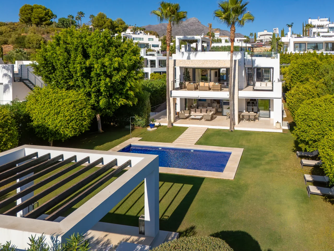 6-bedroom villa in Nueva Andalucia with private pool and private garden — image 44