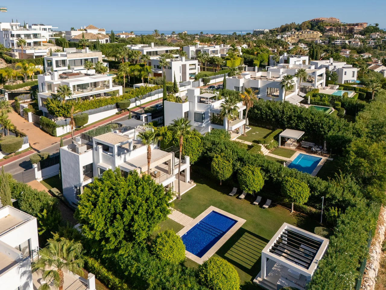 6-bedroom villa in Nueva Andalucia with private pool and private garden — image 45