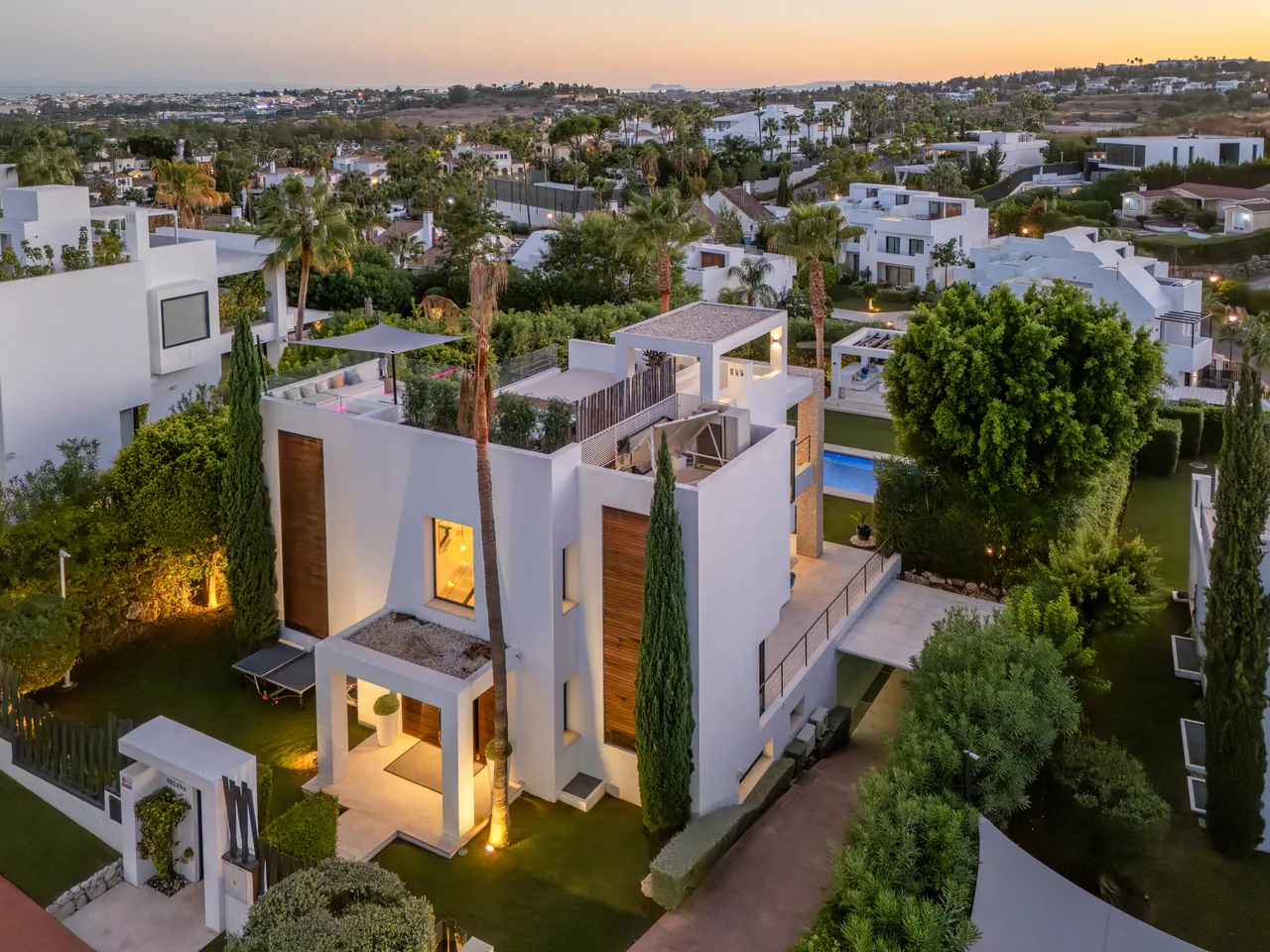 6-bedroom villa in Nueva Andalucia with private pool and private garden — image 47