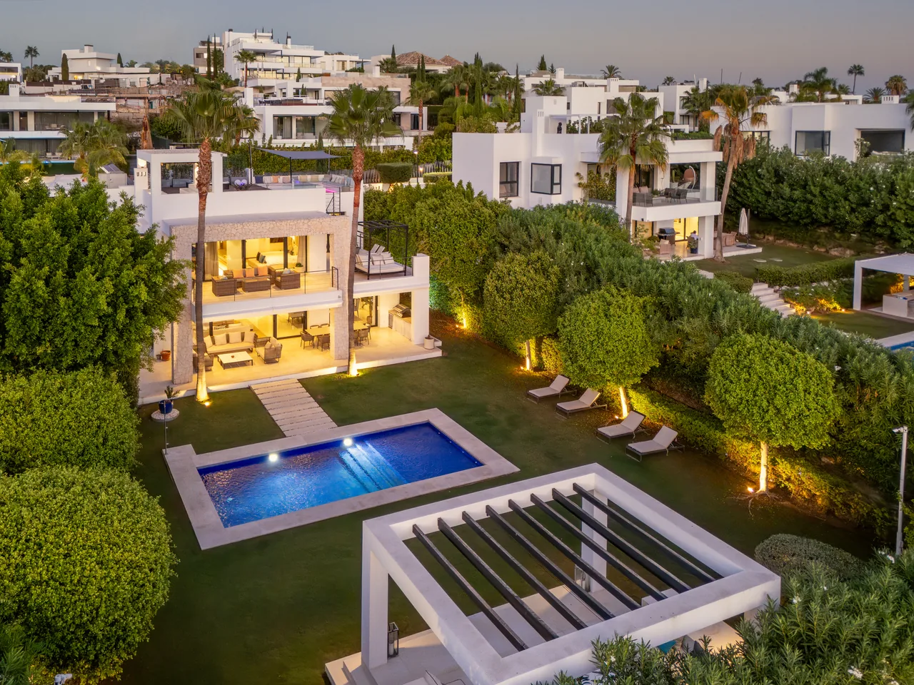6-bedroom villa in Nueva Andalucia with private pool and private garden — image 49