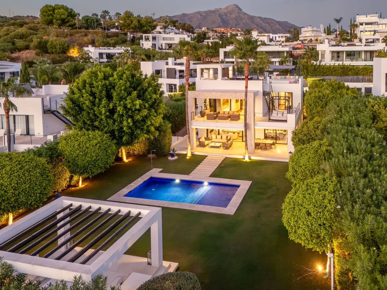 6-bedroom villa in Nueva Andalucia with private pool and private garden — image 50